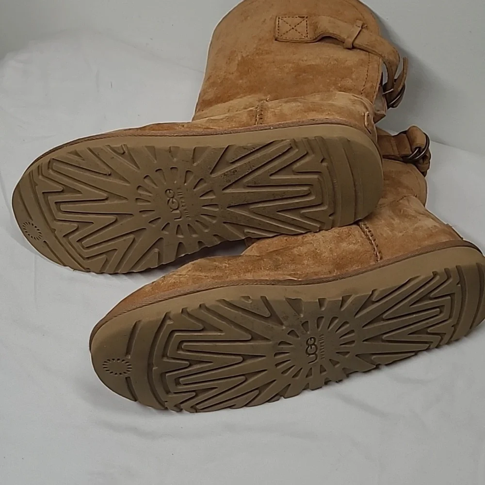 Women's UGG Short Boots - Picture 6 of 8